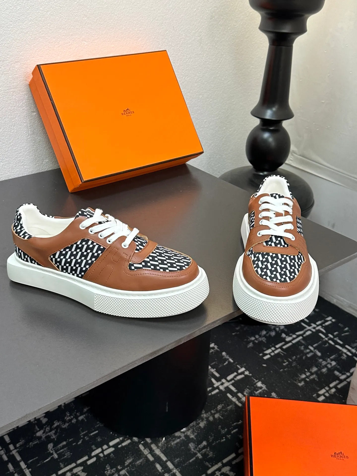 p700💰Men's shoes ❤️❤️Hermes top version# Hermès deep series couple's small white shoes casual skateboard shoes Stylish graphic design to create retro style Upper: cowhide material Lining: sheepskin lining Outsole: TPU outsole Size: 38-45